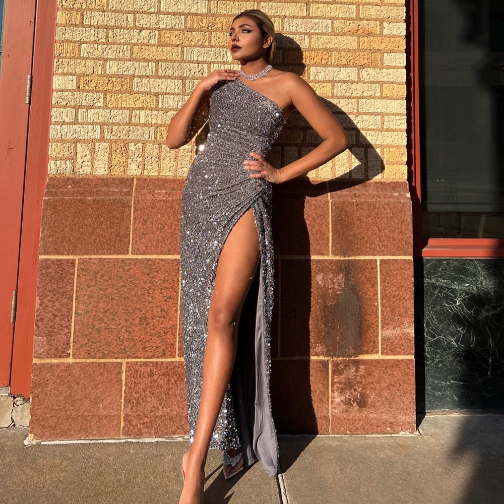 Dazzling sparkling ✨ silver sequin dress to turn every head